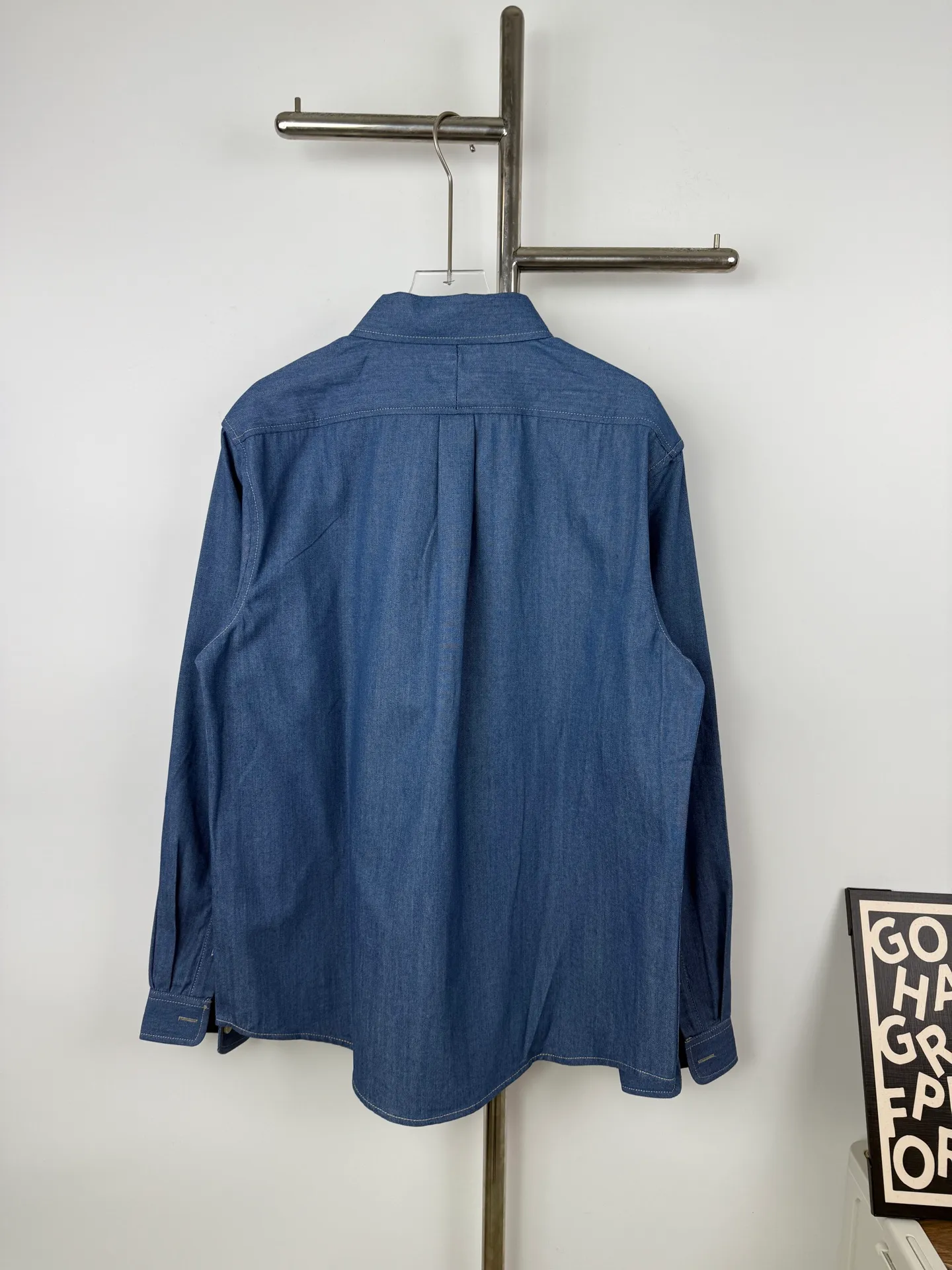 P210 Style No. B24 Ralph Lauren/Ralph Lauren classic color small label couple style washed denim long-sleeved shirt 1️⃣Made of high-quality denim fabric, the upper body is soft and comfortable, extremely delicate, has a solid, smooth and soft hand feel. The fabric does not wrinkle, and the hand feel is invincible. The details are handled perfectly! 2️⃣Adopting the washing process, the workmanship details are perfectly controlled. They are all hemmed with vest technology, and the insides of the sleeves are also used. Different from the four-needle and five-thread workmanship, the collars are also all designed with interlining, showing high-end fashion and individuality, and the style is fashionable, simple and elegant! 3️⃣It is very youthful and energetic, and can be easily worn by both men and women. It is very in line with the fashion aesthetic concepts of today's young people! Color: light blue Sizes: S, M, L, XL
